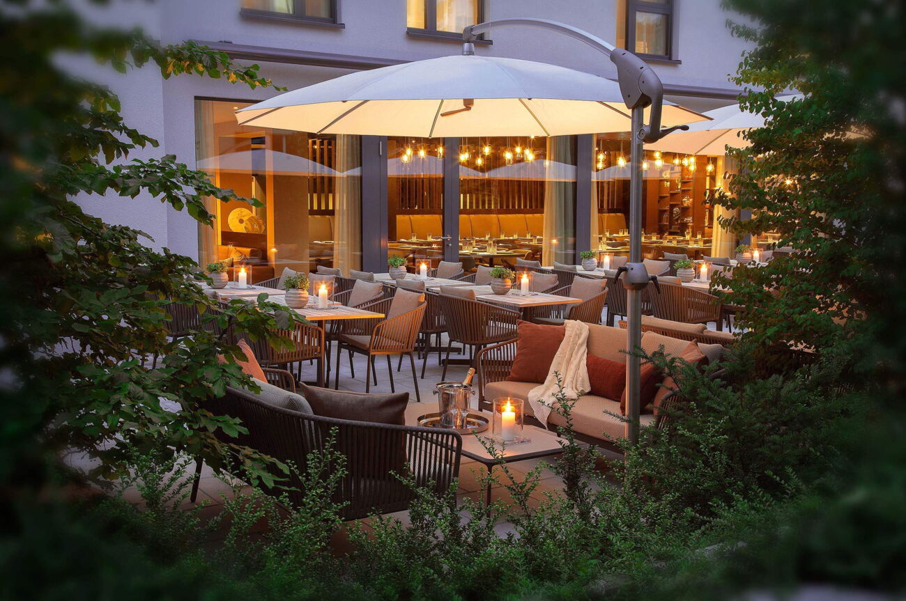 Garten Restaurant im Acasa Suites Hotel in Zürich Oerlikon mit romatischer Kerzenstimmung